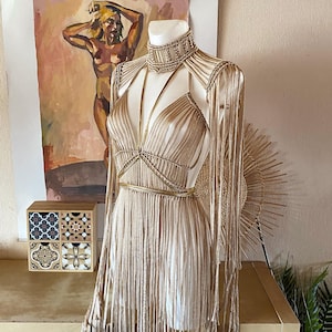Disfraz de hombre ardiente, atuendo Golden Rave, vestido Gold Goddess, ropa de festival brillante y reluciente, vestido bohemio de macramé, vestido de Cleopatra