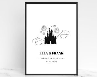 Może przedstawiać: Czarna oprawiona grafika z sylwetką zamku, fajerwerkami i dekoracyjnymi wirami. Tekst brzmi "ELLA & FRANK", "A DISNEY ENGAGEMENT 12.01.2023". Grafika jest prezentowana na białej powierzchni.