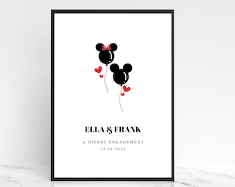 Może przedstawiać: Oprawiony wydruk z białym tłem przedstawia dwa czarne balony w kształcie Myszki Miki z czerwonymi serduszkami. Tekst „ELLA & FRANK” i „A DISNEY ENGAGEMENT 12.01.2023” jest wyświetlany czarną czcionką.
