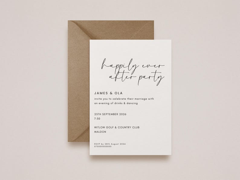 K&ouml;nnte beinhalten: Eine wei&szlig;e, rechteckige Einladungskarte mit schwarzem Text, der "happily ever after party", "JAMES & OLA" und Veranstaltungsdetails enth&auml;lt, platziert auf einem braunen Kraftpapierumschlag. Die Karte zeigt das Datum 25. SEPTEMBER 2026 und den Ort.