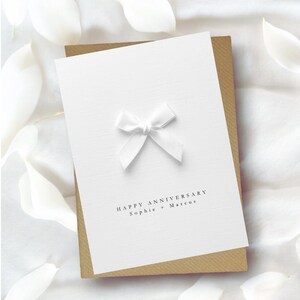 biglietto di anniversario con fiocco, biglietto di anniversario semplice per traguardo, biglietto di anniversario minimale, biglietto di anniversario personalizzato, congratulazioni