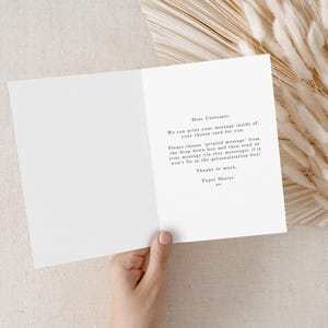 Puede incluir: Una tarjeta de felicitaci&oacute;n blanca abierta, con texto impreso, sostenida por una mano. El texto dice: "Estimado cliente, Podemos imprimir su mensaje dentro de su tarjeta elegida para usted. Por favor, elija 'mensaje impreso' del men&uacute; desplegable y env&iacute;enos su mensaje a trav&eacute;s de etsy messenger".