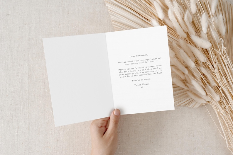 Puede incluir: Una tarjeta de felicitaci&oacute;n blanca abierta, con texto impreso, sostenida por una mano. El texto dice: "Estimado cliente, Podemos imprimir su mensaje dentro de su tarjeta elegida para usted. Por favor, elija 'mensaje impreso' del men&uacute; desplegable y env&iacute;enos su mensaje a trav&eacute;s de etsy messenger".