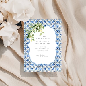 Puede incluir: Una tarjeta save the date rectangular con un borde de patrón de azulejos azules y blancos, un marco central festoneado blanco y una ilustración en acuarela de ramas de limón. El texto dice: PLEASE SAVE THE DATE for the wedding of HARRISON & LEAH.