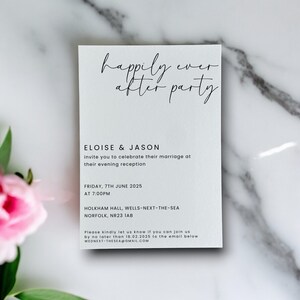 K&ouml;nnte beinhalten: Eine wei&szlig;e, rechteckige Hochzeitseinladungskarte mit schwarzem Text. Die &Uuml;berschrift lautet "happily ever after party" in einer Schreibschrift. Darunter steht "ELOISE & JASON" in Fettdruck, gefolgt von den Details zur Veranstaltung.