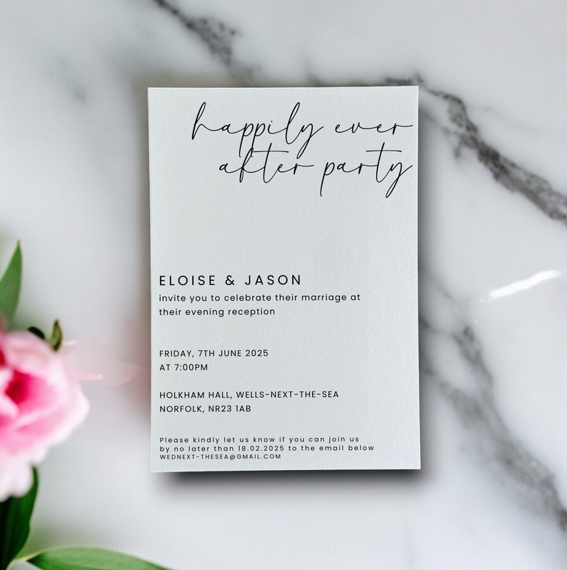 K&ouml;nnte beinhalten: Eine wei&szlig;e, rechteckige Hochzeitseinladungskarte mit schwarzem Text. Die &Uuml;berschrift lautet "happily ever after party" in einer Schreibschrift. Darunter steht "ELOISE & JASON" in Fettdruck, gefolgt von den Details zur Veranstaltung.