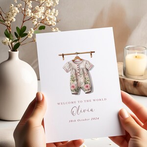 neue Baby Mädchen Karte, personalisierte Strampler Baby Karte, Neuzugang, Willkommen auf der Welt, Glückwunsch neues Baby, personalisierte Baby Karte