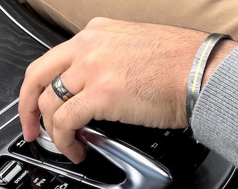 Damascusstalen manchetarmband en ringset: messing inlegwerk, handgemaakte sieraden