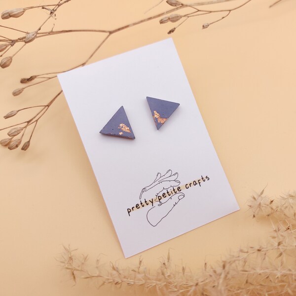 Beton Ohrstecker, Blaues Dreieck, goldene Metallelemente, Statement Ohrringe/ Concrete Ear Studs, blue triangle with golden metal elements