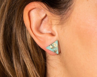 Beton Ohrstecker, türkises Dreieck, goldene Metallelemente, Statement Ohrringe/ Concrete Ear Studs, turquoise triangle, golden metalelements