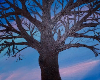 Könnte beinhalten: Acrylbild eines Baumes mit dunkelbraunen Ästen und Stamm vor blau-violettem Himmel. Die Silhouette des Baumes ist markant, mit einer dunkelgrünen Grasfläche am Baumstamm.