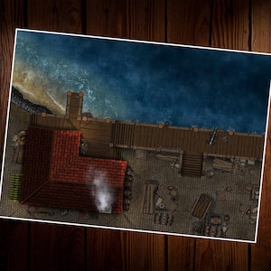 Puede incluir: Vista desde arriba de un muelle de madera con un pequeño edificio en el lado izquierdo. El edificio tiene un techo rojo y una chimenea con humo saliendo de ella. El muelle está hecho de tablones de madera y tiene una barandilla a los lados. Hay barriles y otros objetos esparcidos por el muelle. El agua es azul y hay una playa de arena en el fondo.