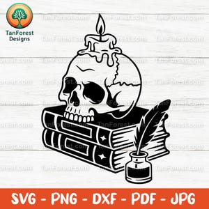 Puede incluir: Gráfico en blanco y negro de una calavera con una vela encendida sobre dos libros. Una pluma y un tintero están junto a los libros. Incluye el texto "SVG - PNG - DXF - PDF - JPG".