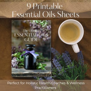 Può includere: Una composizione piatta con un libro intitolato "The Ultimate Essential Oils Guide" accanto a una tazza di caffè e una bottiglia di olio essenziale. L'immagine include il testo "9 Printable Essential Oils Sheets". Lo sfondo è una superficie di legno.