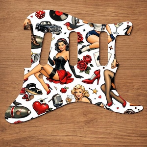 Puede incluir: Golpeador de guitarra blanco con un dise&ntilde;o de pin-up, coches cl&aacute;sicos, rosas y un micr&oacute;fono vintage. El golpeador tiene una est&eacute;tica retro con elementos rojos, negros y blancos.