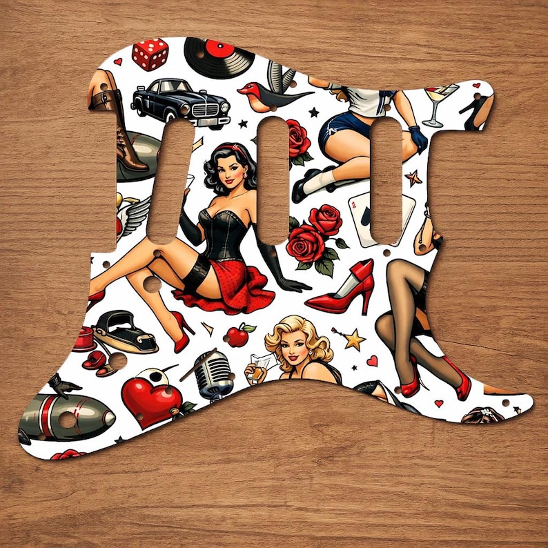 Puede incluir: Golpeador de guitarra blanco con un dise&ntilde;o de pin-up, coches cl&aacute;sicos, rosas y un micr&oacute;fono vintage. El golpeador tiene una est&eacute;tica retro con elementos rojos, negros y blancos.