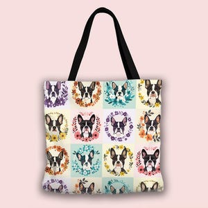 K&ouml;nnte beinhalten: Eine Tragetasche mit schwarzem Griff und einem sich wiederholenden Muster von Boston Terrier-Portr&auml;ts. Jeder Hund ist von einem Blumenkranz in verschiedenen Farben umgeben, vor einem hellgelben und blauen karierten Hintergrund. Die Tasche ist aus robustem Stoff.