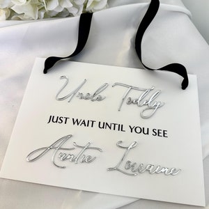 Letrero de acrílico personalizado para paje, letrero de boda personalizado para sobrino, niña de las flores, portador de anillos, tío. Solo espera a ver a la tía.