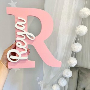Letrero con nombre y letra personalizado, montaje en pared personalizado o inicial de pie para guardería y habitación de niños, inicial y nombre de bebé personalizados