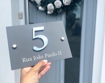 Personalisiertes Hausschild aus Acryl mit Straßenname und Hausnummer | Modernes Türschild mit Ständer | Personalisierte 3D Plexiglas Haus Plakette | DIN A5, A4, A3