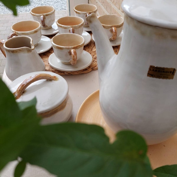 6 koppen en schotels, melkkan, suikerpot en koffiekan van Poterie Lardinois, handgemaakt servies voor koffie of thee uit zandsteen