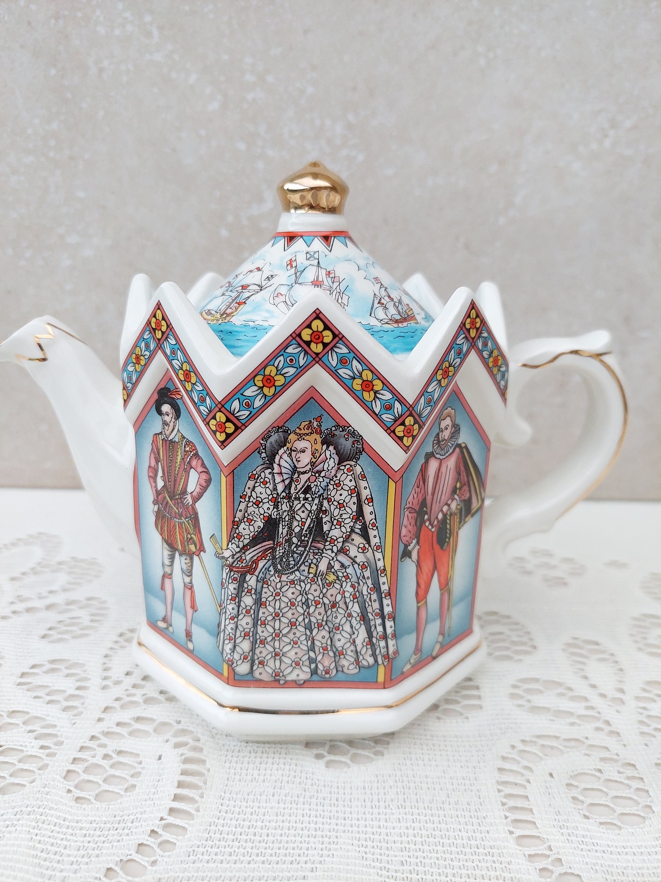 Sadler teapot from the Classic Collection, Elizabeth 1, Queen of England 1558-1603, collector's item, Minster, Historical series 1