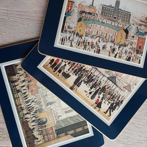 Set di 3 sottobicchieri con stampe di L.S. Lowry - la scena del mercato - proveniente dal mulino - V.E. Giorno