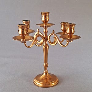 Candelabro vintage de latão com 5 braços, design escandinavo, raro item colecionável, elegante estilo Art Nouveau, toque atemporal para decoração de casa ou altar