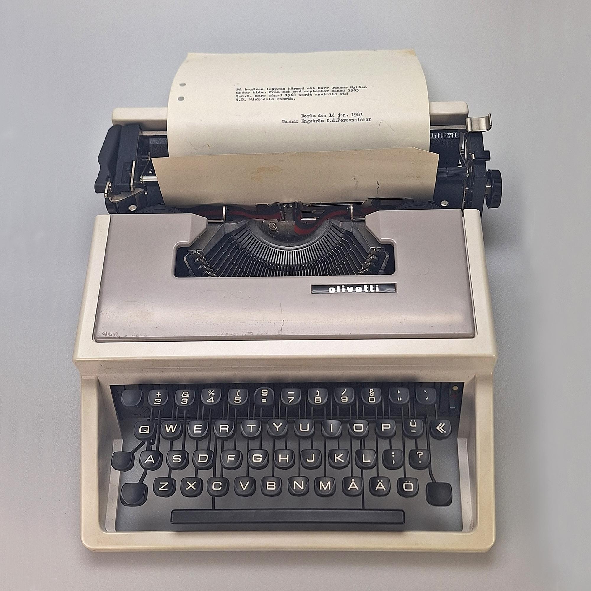 Vintage Olivetti Dora Typewriter, Swedish Keyboard, Italian