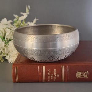 Eik Tinn Pewter Bowl, Norway 1970s, Bellflower Engraved, Scandinavian Modern Decor, Heavy Metal Art, Vintage Nordic Centerpiece