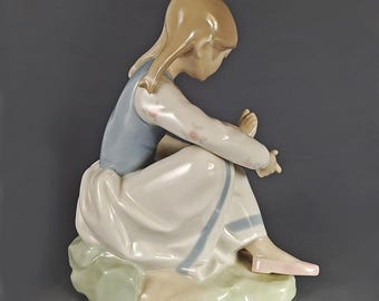 NAO by Lladro 磁器製フィギュア、靴を履く少女、スペイン製