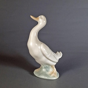 NAO by Lladro Goose Figurine - Exquisite Handcrafted Spanish Porcelain, Collector&#39;s Treasure, Glossy Finish, Rare Find, Perfect Gift
