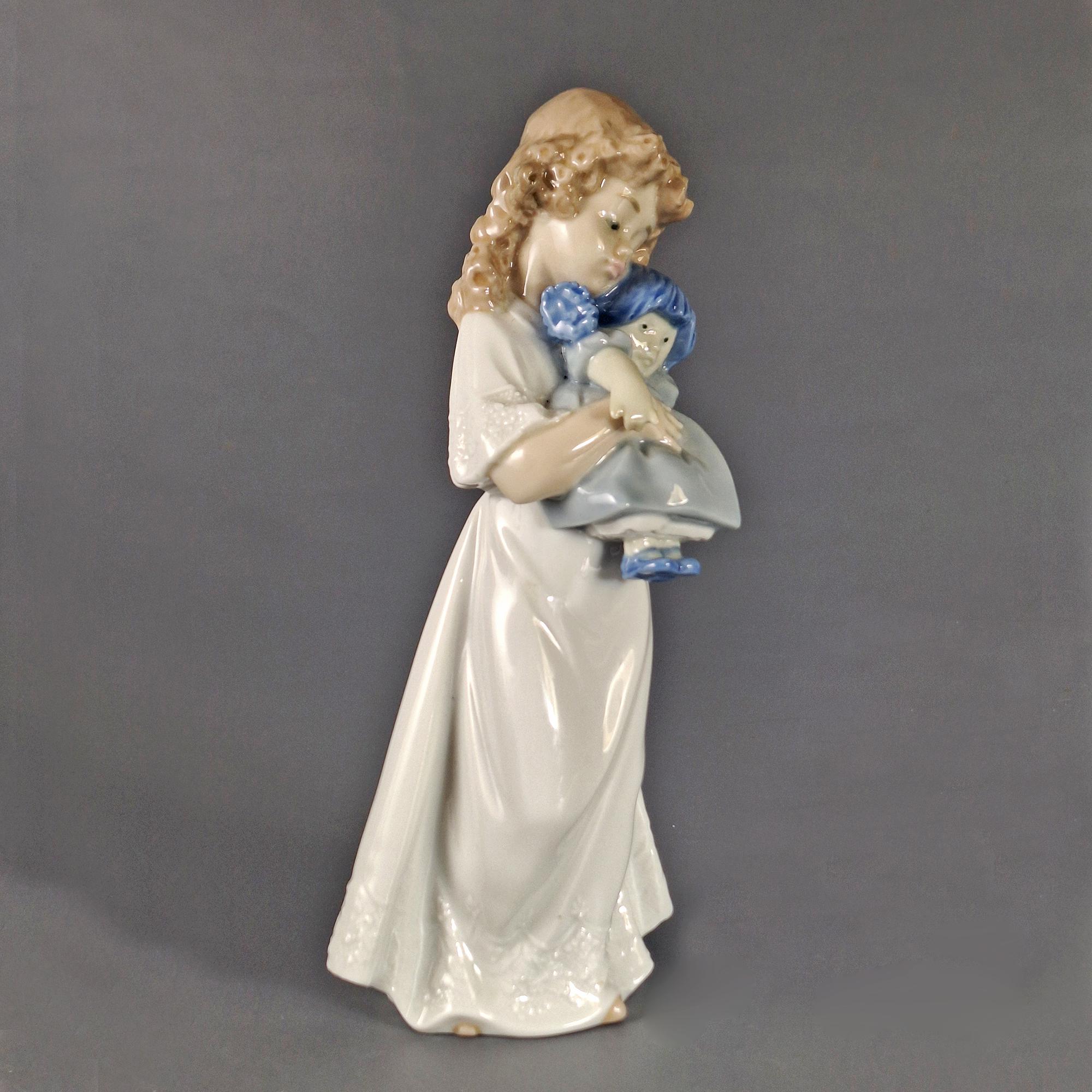 NAO リヤドロ磁器フィギュア、人形を持つ少女、DAISA 1984年、新品同様