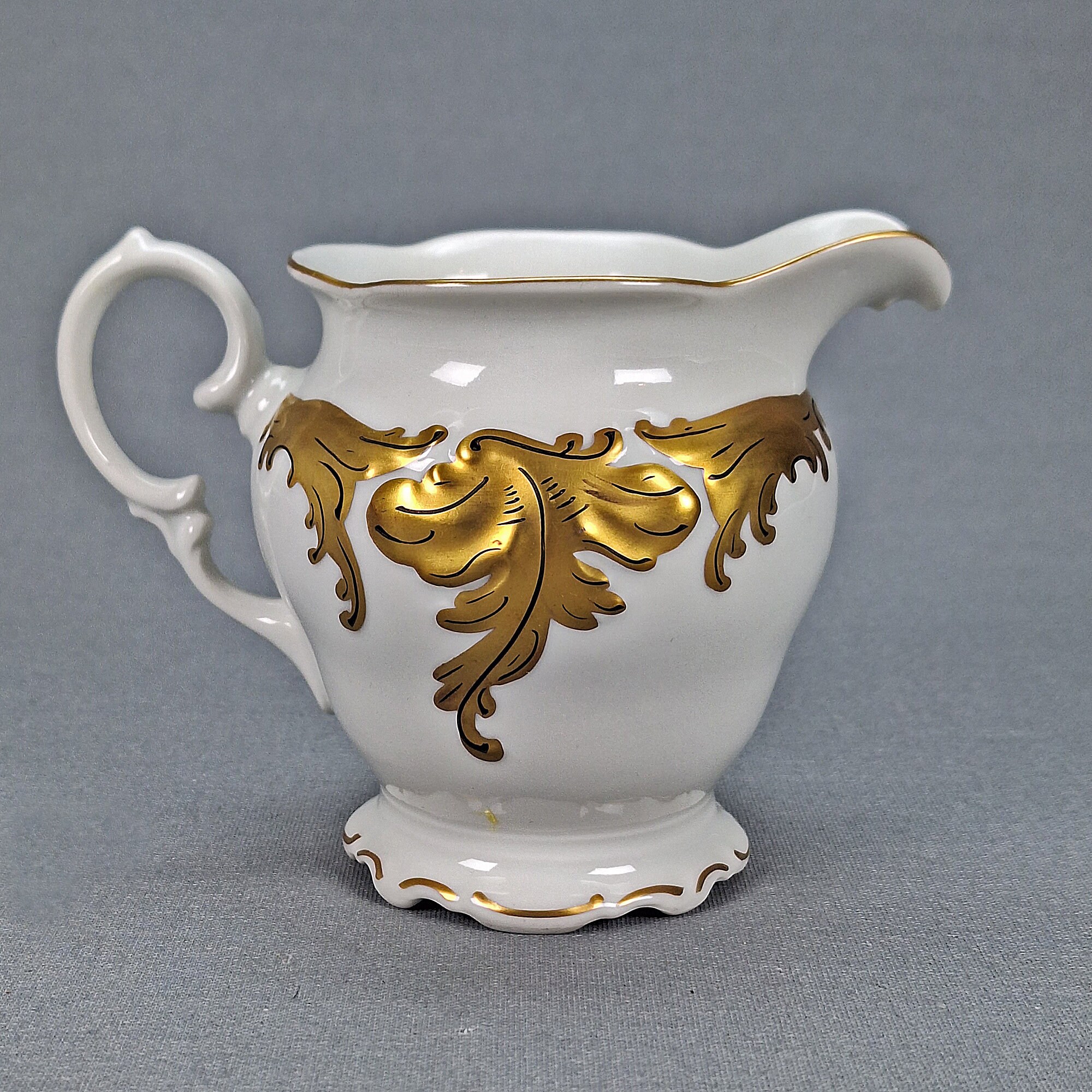 FNB77④ 白茶碗 期間限定セール中 Vintage Walbrzych Selb Tea Set White Heavy Gold Scrolls