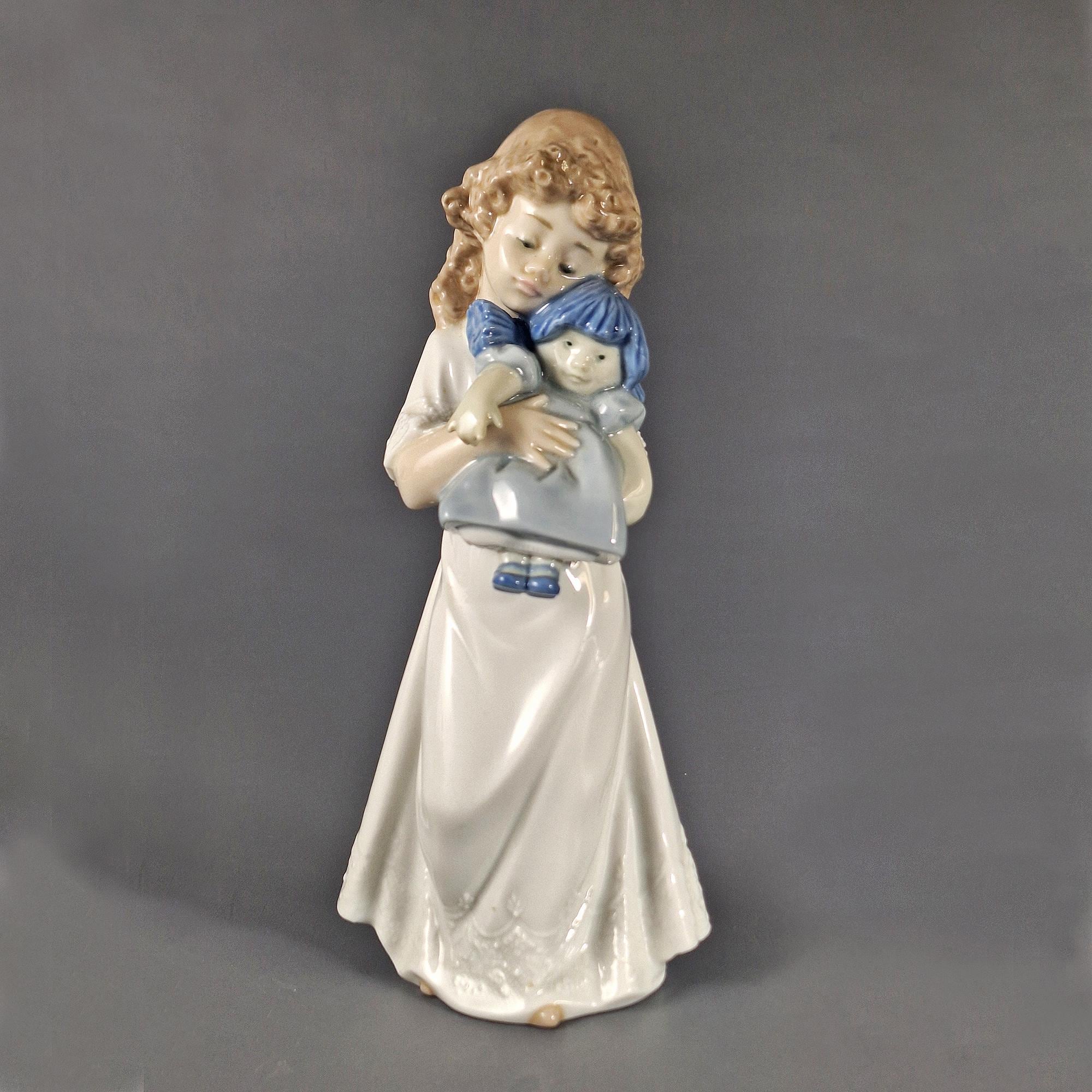 NAO リヤドロ　人形を抱く少女　スペイン製 NAO by Lladro 磁器製フィギュア、人形を抱く少女、スペイン製