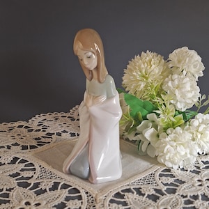 Retired Lladro Porcelain Figurine – Kneeling Girl, Spain 1980s, Handmade Collectible, Elegant Vintage Home Decor, Rare Fine Art Sculpture