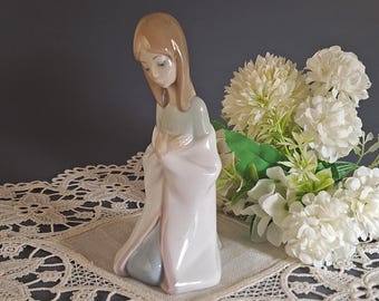 Figura de porcelana vintage de Lladró: Niña arrodillada, decoración española hecha a mano