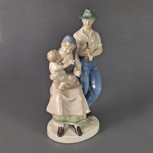 Vintage Porcelain Family Scene Figurine by VEB Lippelsdorf, GDR 1949–1990s, Rare Collectible, Excellent Condition, German Heritage