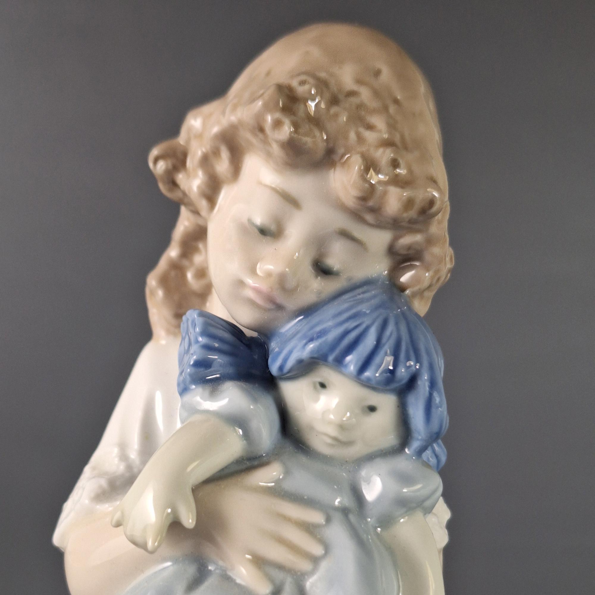 NAO リヤドロ　人形を抱く少女　スペイン製 NAO by Lladro 磁器製フィギュア、人形を抱く少女、スペイン製