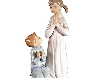 Figura de porcelana de Lladró “Aprendiendo a rezar”, Vicente Martínez, Valencia, España, c. 1970.