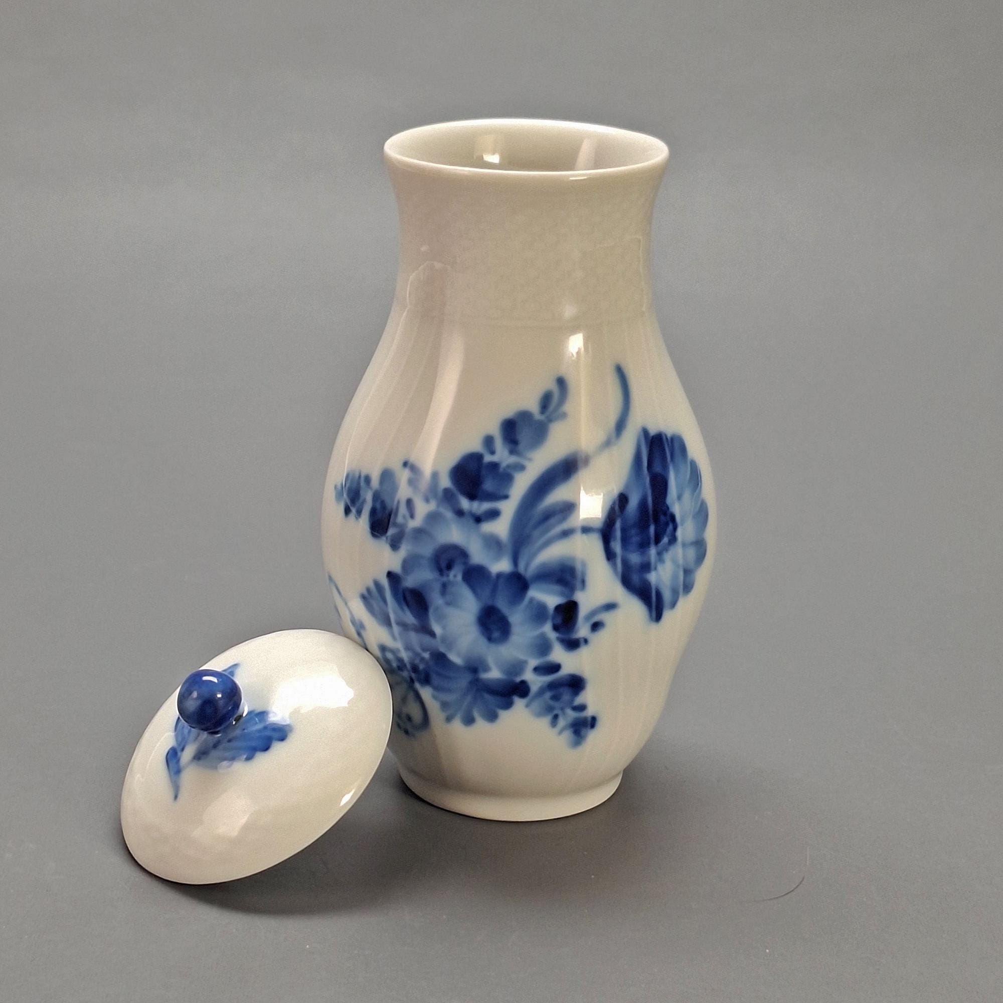 ロイヤルコペンハーゲン 蓋付き花瓶 – ブルーフラワー 磁器