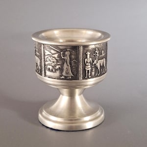 Seltener Vintage norwegischer Zinn Kerzenhalter, Mitte des 20.Jahrhunderts, detaillierte skandinavische Folklore-Szenen, einzigartiges seltenes Dekor, Sammlerstück