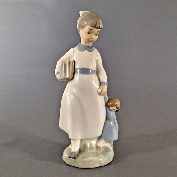 ザフィール・リヤドロ磁器の置物、本と人形を持つ少女、スペイン ザフィール・リヤドロ磁器の置物、本と人形を持つ少女、スペイン