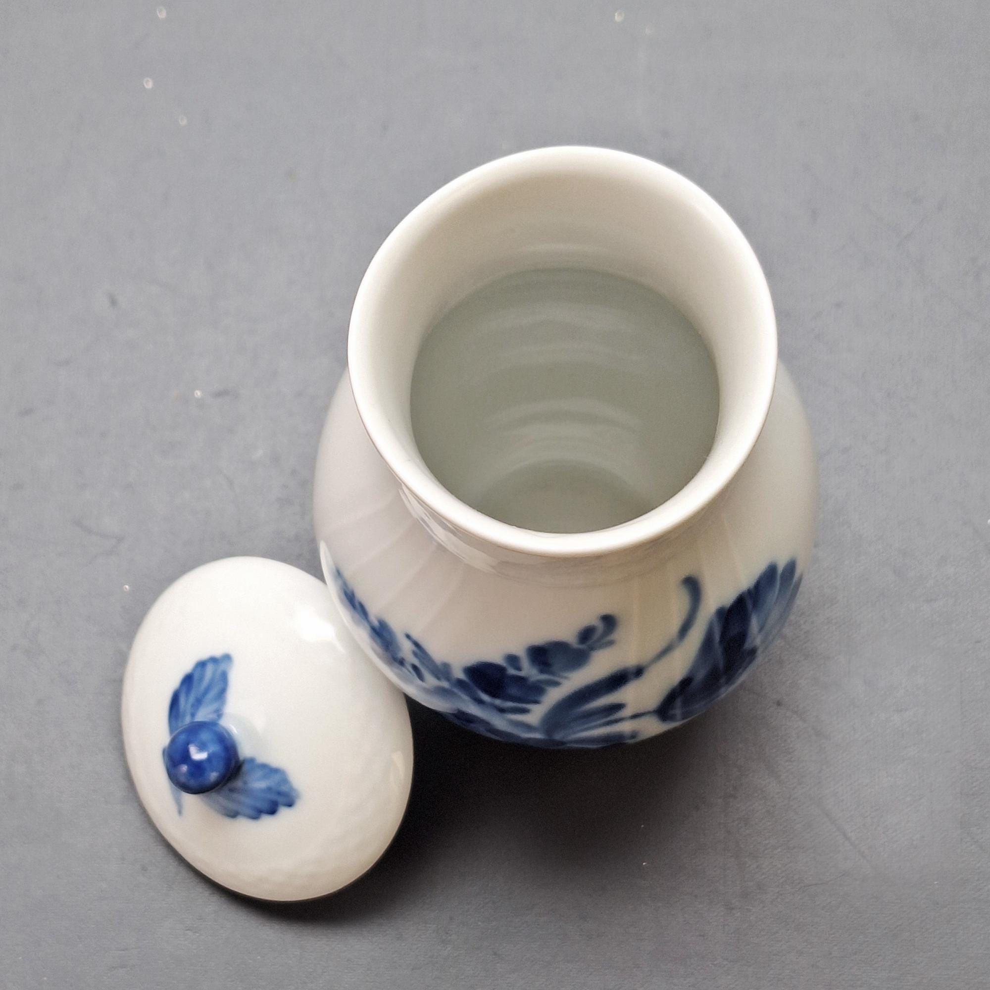 ロイヤルコペンハーゲン 蓋付き花瓶 – ブルーフラワー 磁器