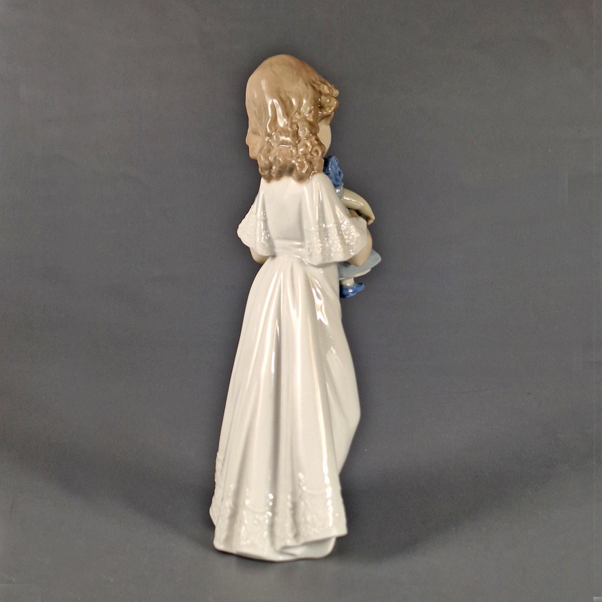 NAO by Lladro 磁器製フィギュア、人形を抱く少女、スペイン製