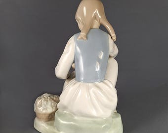 NAO by Lladro 磁器製フィギュア、靴を履く少女、スペイン製