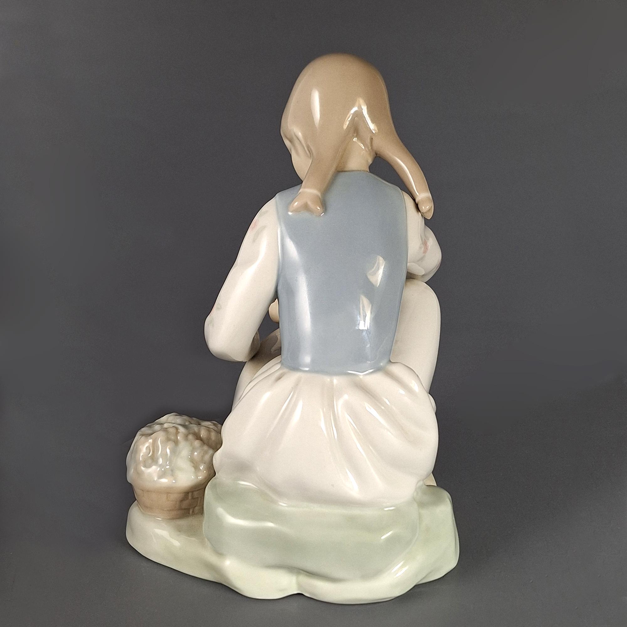 NAO by Lladro 磁器製フィギュア、靴を履く少女、スペイン製