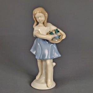 Rzadka porcelanowa figurka Grafenthal Girl z koszykiem - przedmiot kolekcjonerski z Turyngii z Niemiec Wschodnich, unikatowy wystrój domu w stylu retro, około lat 50. XX wieku, śliczna