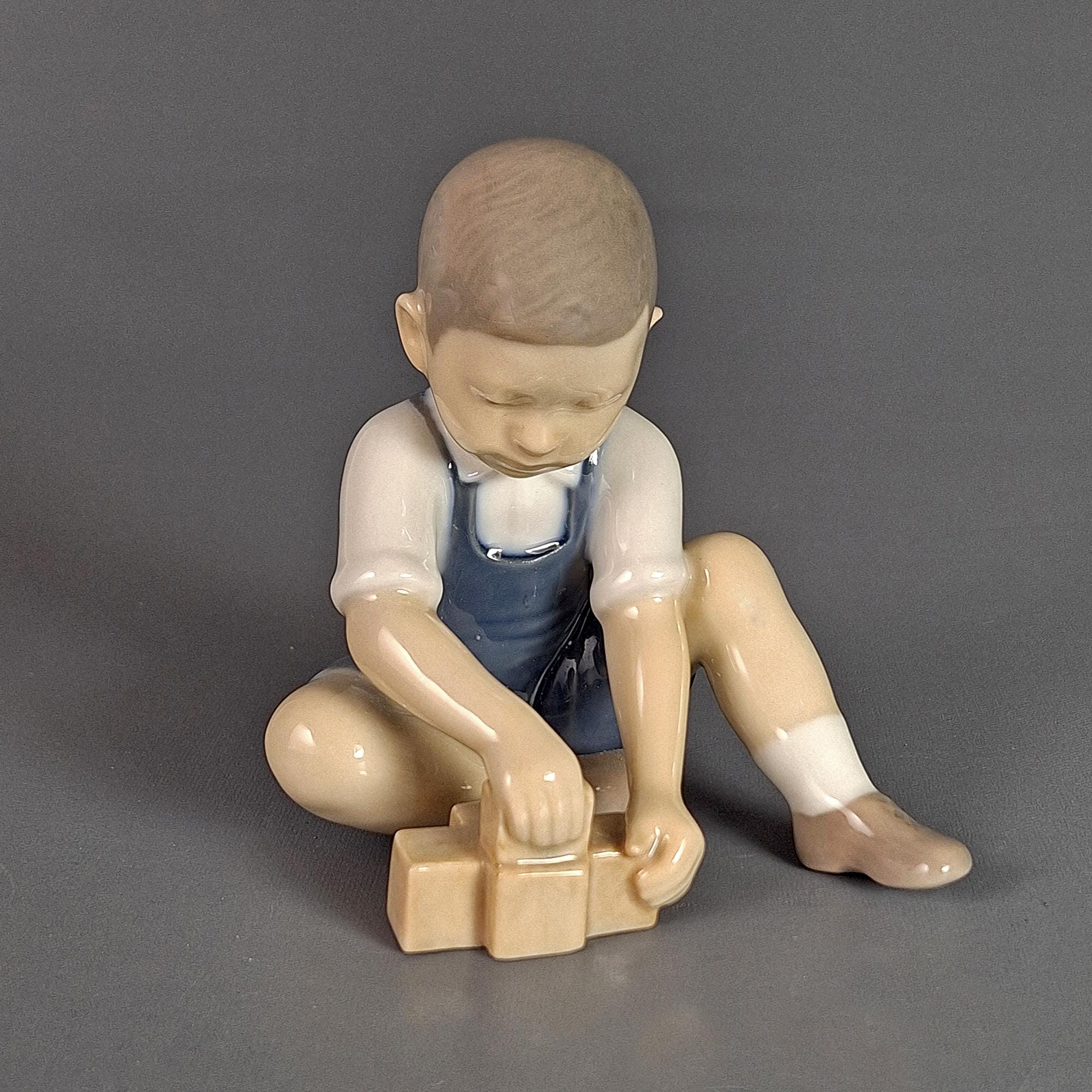 ヴィンテージ Bing & Grøndahl 磁器製置物、積み木を持つ少年 - Etsy 日本