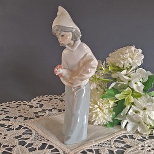 Retired Lladro Porcelain Figurine – Girl with Hen, Spain 1980s, Rare Collectible, Vintage Decor, Handcrafted Ceramic Statue, Rare find